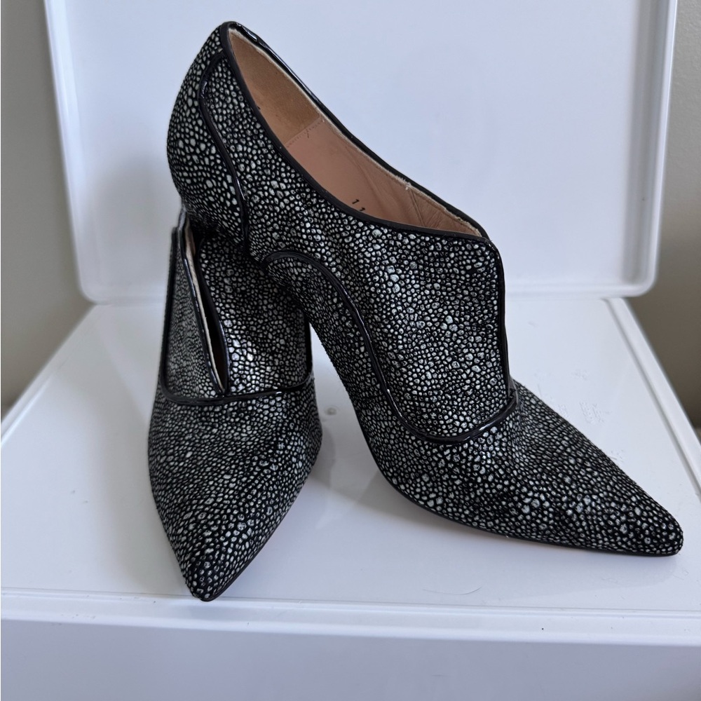 Jan Joseph. Made in Spain. Leather. Chic Black and White Women's Heels